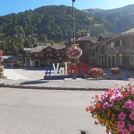 A La Montagne Apartment *